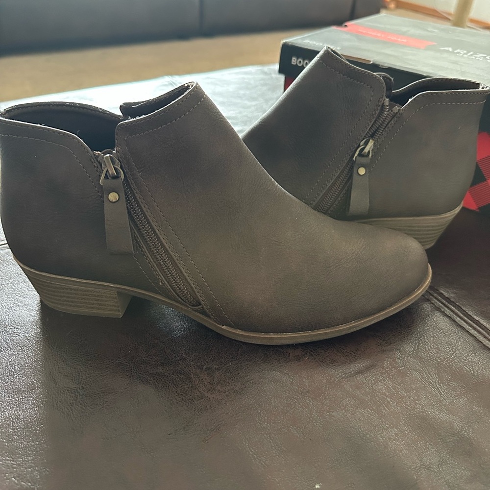 Arizona Jean Company Brown Ankle Boots with Side Zipper